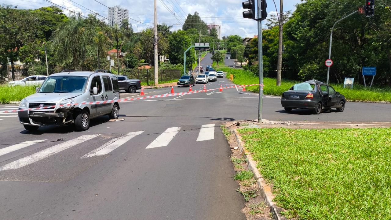 Foto 1 de 5 — VÍDEO: Motorista flagra acidente grave entre dois carros na Napoleão Selmi Dei